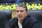بررسی مشکلات سوخت، آب و راه جنوب کرمان در بیست‌وپنجمین نشست شورای اسلامی استان در رفسنجان   🔹بیست‌وپنجمین نشست شورای اسلامی استان کرمان با حضور مسئولان استانی و شهرستانی در رفسنجان برگزار شد و در آن نمایندگان شهرستان‌های مختلف، مهم‌ترین مطالبات مناطق خود در حوزه‌های سوخت، راه، آب، زیرساخت‌های روستایی، برق و اعتبارات عمرانی را مطرح کردند.    بیست‌وپنجمین نشست شورای اسلامی استان کرمان در سالن اجتماعات شهید بادپا آموزش و پرورش رفسنجان برگزار شد.  🔹در این نشست دکتر ذاکری هرندی معاون هماهنگی امور عمرانی استانداری کرمان، دکتر منصور خانه‌گیر مدیرکل دفتر امور شهری و شوراهای استانداری کرمان، مهندس حسین رضایی فرماندار رفسنجان، آقای حدادی معاون سیاسی، امنیتی و اجتماعی فرمانداری، مهندس آرمان معاون هماهنگی امور عمرانی فرمانداری، مهندس احمد انارکی محمدی نماینده مردم رفسنجان و انار در مجلس شورای اسلامی، مهندس کهنوجی شهردار رفسنجان، آقای رحیمی رئیس شورای اسلامی شهر رفسنجان و جمعی از نمایندگان شورای اسلامی استان از جمله نمایندگان رفسنجان، نرماشیر، قلعه‌گنج و دیگر شهرستان‌ها حضور داشتند.  🔹مهندس احمد انارکی محمدی نماینده مردم رفسنجان و انار در مجلس شورای اسلامی نیز در این نشست با اشاره به مشکلات موجود در روستاها و مناطق مختلف استان گفت: مردم در روستاها و مناطق محروم با دشواری‌های زیادی روبه‌رو هستند و نمایندگان شوراهای اسلامی استان نقش مهمی در احصای مشکلات و پیگیری برای رفع آن‌ها دارند.  🔹وی با قدردانی از تلاش اعضای شورای اسلامی استان افزود: امروز در سطح استان شاهد اجرای پروژه‌های گسترده روکش آسفالت هستیم و این مسیرهای طولانی نیازمند ترمیم و بهسازی مستمر هستند.  🔹انارکی محمدی با اشاره به شرایط کشور در مقاطع مختلف، بر ضرورت حفظ انسجام و توجه به نیازهای اساسی مردم تأکید کرد و گفت: سوخت یکی از مشکلات اصلی کشاورزان و مزرعه‌داران جنوب استان است و باید برای ساماندهی آن برنامه‌ریزی شود.  🔹وی افزود: مسائل مربوط به سوخت و آب در سطح استان، به‌ویژه در مناطق جنوبی کرمان، نیازمند توجه ویژه و پیگیری جدی است.  🔹نماینده مردم رفسنجان و انار در مجلس شورای اسلامی همچنین درباره وضعیت راه‌های شهرستان رفسنجان گفت: مجموع راه‌های این شهرستان حدود هزار و ۳۰۰ کیلومتر است و روزانه حدود ۲۴ هزار تردد در این مسیرها انجام می‌شود.  🔹به گفته وی، روزانه حدود ۲۴ هزار خودرو از محور انار وارد رفسنجان می‌شوند که از این تعداد، حدود ۴ هزار خودرو به سمت جاده کرمان و حدود ۲۰ هزار خودرو به سمت بندرعباس حرکت می‌کنند.  🔹در این نشست نمایندگان شهرستان‌های مختلف، به‌ویژه مناطق جنوب استان، مهم‌ترین مسائل و مشکلات حوزه‌های مختلف را مطرح کردند.  🔹تأمین و مدیریت سوخت در جنوب استان از مهم‌ترین محورهای مطرح‌شده بود و نمایندگان بر لزوم توجه ویژه مسئولان و برنامه‌ریزی برای رفع این دغدغه تأکید کردند.  🔹یکی از نمایندگان شورا نیز با اشاره به مشکلات حوزه راه، تأمین قیر رایگان برای بهسازی و ترمیم مسیرها را از مطالبات مهم مناطق مختلف استان عنوان کرد.  🔹نماینده شورای شهرستان بافت نیز در سخنانی بر ضرورت جانمایی مناسب جایگاه‌های سوخت تأکید کرد و گفت: مدیریت سوخت در مناطق حساس باید با دقت و برنامه‌ریزی بیشتری انجام شود.  🔹وی همچنین با اشاره به وضعیت راه‌های بین‌مزارع، بین‌شهری و روستایی افزود: این مسیرها به دلیل حجم بالای تردد نیازمند ساماندهی جدی هستند.  🔹او با بیان اینکه در فصل برداشت گندم، انتقال این محصول از مزارع به سیلوها از طریق همین مسیرها انجام می‌شود، تصریح کرد: نامناسب بودن راه‌ها موجب خسارت به کشاورزان و همچنین دولت می‌شود.  🔹نماینده قلعه‌گنج نیز در این نشست به بیان مشکلات این منطقه پرداخت و خواستار توجه بیشتر به کمبودها و مسائل جنوب استان شد.  🔹نماینده شهرستان کهنوج نیز با اشاره به فرسودگی حدود ۳۶۰ کیلومتر از شبکه آب این منطقه، بر ضرورت اختصاص اعتبار و حمایت برای اصلاح و نوسازی این زیرساخت‌ها تأکید کرد.  🔹در ادامه این نشست، دیگر نمایندگان حاضر نیز به طرح مسائل و مشکلات شهرستان‌های خود پرداختند و خواستار رسیدگی جدی به مطالبات مردمی شدند.