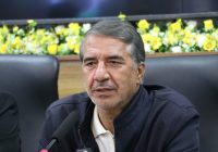 بررسی مشکلات سوخت، آب و راه جنوب کرمان در بیست‌وپنجمین نشست شورای اسلامی استان در رفسنجان   🔹بیست‌وپنجمین نشست شورای اسلامی استان کرمان با حضور مسئولان استانی و شهرستانی در رفسنجان برگزار شد و در آن نمایندگان شهرستان‌های مختلف، مهم‌ترین مطالبات مناطق خود در حوزه‌های سوخت، راه، آب، زیرساخت‌های روستایی، برق و اعتبارات عمرانی را مطرح کردند.    بیست‌وپنجمین نشست شورای اسلامی استان کرمان در سالن اجتماعات شهید بادپا آموزش و پرورش رفسنجان برگزار شد.  🔹در این نشست دکتر ذاکری هرندی معاون هماهنگی امور عمرانی استانداری کرمان، دکتر منصور خانه‌گیر مدیرکل دفتر امور شهری و شوراهای استانداری کرمان، مهندس حسین رضایی فرماندار رفسنجان، آقای حدادی معاون سیاسی، امنیتی و اجتماعی فرمانداری، مهندس آرمان معاون هماهنگی امور عمرانی فرمانداری، مهندس احمد انارکی محمدی نماینده مردم رفسنجان و انار در مجلس شورای اسلامی، مهندس کهنوجی شهردار رفسنجان، آقای رحیمی رئیس شورای اسلامی شهر رفسنجان و جمعی از نمایندگان شورای اسلامی استان از جمله نمایندگان رفسنجان، نرماشیر، قلعه‌گنج و دیگر شهرستان‌ها حضور داشتند.  🔹مهندس احمد انارکی محمدی نماینده مردم رفسنجان و انار در مجلس شورای اسلامی نیز در این نشست با اشاره به مشکلات موجود در روستاها و مناطق مختلف استان گفت: مردم در روستاها و مناطق محروم با دشواری‌های زیادی روبه‌رو هستند و نمایندگان شوراهای اسلامی استان نقش مهمی در احصای مشکلات و پیگیری برای رفع آن‌ها دارند.  🔹وی با قدردانی از تلاش اعضای شورای اسلامی استان افزود: امروز در سطح استان شاهد اجرای پروژه‌های گسترده روکش آسفالت هستیم و این مسیرهای طولانی نیازمند ترمیم و بهسازی مستمر هستند.  🔹انارکی محمدی با اشاره به شرایط کشور در مقاطع مختلف، بر ضرورت حفظ انسجام و توجه به نیازهای اساسی مردم تأکید کرد و گفت: سوخت یکی از مشکلات اصلی کشاورزان و مزرعه‌داران جنوب استان است و باید برای ساماندهی آن برنامه‌ریزی شود.  🔹وی افزود: مسائل مربوط به سوخت و آب در سطح استان، به‌ویژه در مناطق جنوبی کرمان، نیازمند توجه ویژه و پیگیری جدی است.  🔹نماینده مردم رفسنجان و انار در مجلس شورای اسلامی همچنین درباره وضعیت راه‌های شهرستان رفسنجان گفت: مجموع راه‌های این شهرستان حدود هزار و ۳۰۰ کیلومتر است و روزانه حدود ۲۴ هزار تردد در این مسیرها انجام می‌شود.  🔹به گفته وی، روزانه حدود ۲۴ هزار خودرو از محور انار وارد رفسنجان می‌شوند که از این تعداد، حدود ۴ هزار خودرو به سمت جاده کرمان و حدود ۲۰ هزار خودرو به سمت بندرعباس حرکت می‌کنند.  🔹در این نشست نمایندگان شهرستان‌های مختلف، به‌ویژه مناطق جنوب استان، مهم‌ترین مسائل و مشکلات حوزه‌های مختلف را مطرح کردند.  🔹تأمین و مدیریت سوخت در جنوب استان از مهم‌ترین محورهای مطرح‌شده بود و نمایندگان بر لزوم توجه ویژه مسئولان و برنامه‌ریزی برای رفع این دغدغه تأکید کردند.  🔹یکی از نمایندگان شورا نیز با اشاره به مشکلات حوزه راه، تأمین قیر رایگان برای بهسازی و ترمیم مسیرها را از مطالبات مهم مناطق مختلف استان عنوان کرد.  🔹نماینده شورای شهرستان بافت نیز در سخنانی بر ضرورت جانمایی مناسب جایگاه‌های سوخت تأکید کرد و گفت: مدیریت سوخت در مناطق حساس باید با دقت و برنامه‌ریزی بیشتری انجام شود.  🔹وی همچنین با اشاره به وضعیت راه‌های بین‌مزارع، بین‌شهری و روستایی افزود: این مسیرها به دلیل حجم بالای تردد نیازمند ساماندهی جدی هستند.  🔹او با بیان اینکه در فصل برداشت گندم، انتقال این محصول از مزارع به سیلوها از طریق همین مسیرها انجام می‌شود، تصریح کرد: نامناسب بودن راه‌ها موجب خسارت به کشاورزان و همچنین دولت می‌شود.  🔹نماینده قلعه‌گنج نیز در این نشست به بیان مشکلات این منطقه پرداخت و خواستار توجه بیشتر به کمبودها و مسائل جنوب استان شد.  🔹نماینده شهرستان کهنوج نیز با اشاره به فرسودگی حدود ۳۶۰ کیلومتر از شبکه آب این منطقه، بر ضرورت اختصاص اعتبار و حمایت برای اصلاح و نوسازی این زیرساخت‌ها تأکید کرد.  🔹در ادامه این نشست، دیگر نمایندگان حاضر نیز به طرح مسائل و مشکلات شهرستان‌های خود پرداختند و خواستار رسیدگی جدی به مطالبات مردمی شدند.