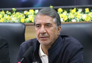 بررسی مشکلات سوخت، آب و راه جنوب کرمان در بیست‌وپنجمین نشست شورای اسلامی استان در رفسنجان   🔹بیست‌وپنجمین نشست شورای اسلامی استان کرمان با حضور مسئولان استانی و شهرستانی در رفسنجان برگزار شد و در آن نمایندگان شهرستان‌های مختلف، مهم‌ترین مطالبات مناطق خود در حوزه‌های سوخت، راه، آب، زیرساخت‌های روستایی، برق و اعتبارات عمرانی را مطرح کردند.    بیست‌وپنجمین نشست شورای اسلامی استان کرمان در سالن اجتماعات شهید بادپا آموزش و پرورش رفسنجان برگزار شد.  🔹در این نشست دکتر ذاکری هرندی معاون هماهنگی امور عمرانی استانداری کرمان، دکتر منصور خانه‌گیر مدیرکل دفتر امور شهری و شوراهای استانداری کرمان، مهندس حسین رضایی فرماندار رفسنجان، آقای حدادی معاون سیاسی، امنیتی و اجتماعی فرمانداری، مهندس آرمان معاون هماهنگی امور عمرانی فرمانداری، مهندس احمد انارکی محمدی نماینده مردم رفسنجان و انار در مجلس شورای اسلامی، مهندس کهنوجی شهردار رفسنجان، آقای رحیمی رئیس شورای اسلامی شهر رفسنجان و جمعی از نمایندگان شورای اسلامی استان از جمله نمایندگان رفسنجان، نرماشیر، قلعه‌گنج و دیگر شهرستان‌ها حضور داشتند.  🔹مهندس احمد انارکی محمدی نماینده مردم رفسنجان و انار در مجلس شورای اسلامی نیز در این نشست با اشاره به مشکلات موجود در روستاها و مناطق مختلف استان گفت: مردم در روستاها و مناطق محروم با دشواری‌های زیادی روبه‌رو هستند و نمایندگان شوراهای اسلامی استان نقش مهمی در احصای مشکلات و پیگیری برای رفع آن‌ها دارند.  🔹وی با قدردانی از تلاش اعضای شورای اسلامی استان افزود: امروز در سطح استان شاهد اجرای پروژه‌های گسترده روکش آسفالت هستیم و این مسیرهای طولانی نیازمند ترمیم و بهسازی مستمر هستند.  🔹انارکی محمدی با اشاره به شرایط کشور در مقاطع مختلف، بر ضرورت حفظ انسجام و توجه به نیازهای اساسی مردم تأکید کرد و گفت: سوخت یکی از مشکلات اصلی کشاورزان و مزرعه‌داران جنوب استان است و باید برای ساماندهی آن برنامه‌ریزی شود.  🔹وی افزود: مسائل مربوط به سوخت و آب در سطح استان، به‌ویژه در مناطق جنوبی کرمان، نیازمند توجه ویژه و پیگیری جدی است.  🔹نماینده مردم رفسنجان و انار در مجلس شورای اسلامی همچنین درباره وضعیت راه‌های شهرستان رفسنجان گفت: مجموع راه‌های این شهرستان حدود هزار و ۳۰۰ کیلومتر است و روزانه حدود ۲۴ هزار تردد در این مسیرها انجام می‌شود.  🔹به گفته وی، روزانه حدود ۲۴ هزار خودرو از محور انار وارد رفسنجان می‌شوند که از این تعداد، حدود ۴ هزار خودرو به سمت جاده کرمان و حدود ۲۰ هزار خودرو به سمت بندرعباس حرکت می‌کنند.  🔹در این نشست نمایندگان شهرستان‌های مختلف، به‌ویژه مناطق جنوب استان، مهم‌ترین مسائل و مشکلات حوزه‌های مختلف را مطرح کردند.  🔹تأمین و مدیریت سوخت در جنوب استان از مهم‌ترین محورهای مطرح‌شده بود و نمایندگان بر لزوم توجه ویژه مسئولان و برنامه‌ریزی برای رفع این دغدغه تأکید کردند.  🔹یکی از نمایندگان شورا نیز با اشاره به مشکلات حوزه راه، تأمین قیر رایگان برای بهسازی و ترمیم مسیرها را از مطالبات مهم مناطق مختلف استان عنوان کرد.  🔹نماینده شورای شهرستان بافت نیز در سخنانی بر ضرورت جانمایی مناسب جایگاه‌های سوخت تأکید کرد و گفت: مدیریت سوخت در مناطق حساس باید با دقت و برنامه‌ریزی بیشتری انجام شود.  🔹وی همچنین با اشاره به وضعیت راه‌های بین‌مزارع، بین‌شهری و روستایی افزود: این مسیرها به دلیل حجم بالای تردد نیازمند ساماندهی جدی هستند.  🔹او با بیان اینکه در فصل برداشت گندم، انتقال این محصول از مزارع به سیلوها از طریق همین مسیرها انجام می‌شود، تصریح کرد: نامناسب بودن راه‌ها موجب خسارت به کشاورزان و همچنین دولت می‌شود.  🔹نماینده قلعه‌گنج نیز در این نشست به بیان مشکلات این منطقه پرداخت و خواستار توجه بیشتر به کمبودها و مسائل جنوب استان شد.  🔹نماینده شهرستان کهنوج نیز با اشاره به فرسودگی حدود ۳۶۰ کیلومتر از شبکه آب این منطقه، بر ضرورت اختصاص اعتبار و حمایت برای اصلاح و نوسازی این زیرساخت‌ها تأکید کرد.  🔹در ادامه این نشست، دیگر نمایندگان حاضر نیز به طرح مسائل و مشکلات شهرستان‌های خود پرداختند و خواستار رسیدگی جدی به مطالبات مردمی شدند.
