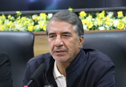 بررسی مشکلات سوخت، آب و راه جنوب کرمان در بیست‌وپنجمین نشست شورای اسلامی استان در رفسنجان   🔹بیست‌وپنجمین نشست شورای اسلامی استان کرمان با حضور مسئولان استانی و شهرستانی در رفسنجان برگزار شد و در آن نمایندگان شهرستان‌های مختلف، مهم‌ترین مطالبات مناطق خود در حوزه‌های سوخت، راه، آب، زیرساخت‌های روستایی، برق و اعتبارات عمرانی را مطرح کردند.    بیست‌وپنجمین نشست شورای اسلامی استان کرمان در سالن اجتماعات شهید بادپا آموزش و پرورش رفسنجان برگزار شد.  🔹در این نشست دکتر ذاکری هرندی معاون هماهنگی امور عمرانی استانداری کرمان، دکتر منصور خانه‌گیر مدیرکل دفتر امور شهری و شوراهای استانداری کرمان، مهندس حسین رضایی فرماندار رفسنجان، آقای حدادی معاون سیاسی، امنیتی و اجتماعی فرمانداری، مهندس آرمان معاون هماهنگی امور عمرانی فرمانداری، مهندس احمد انارکی محمدی نماینده مردم رفسنجان و انار در مجلس شورای اسلامی، مهندس کهنوجی شهردار رفسنجان، آقای رحیمی رئیس شورای اسلامی شهر رفسنجان و جمعی از نمایندگان شورای اسلامی استان از جمله نمایندگان رفسنجان، نرماشیر، قلعه‌گنج و دیگر شهرستان‌ها حضور داشتند.  🔹مهندس احمد انارکی محمدی نماینده مردم رفسنجان و انار در مجلس شورای اسلامی نیز در این نشست با اشاره به مشکلات موجود در روستاها و مناطق مختلف استان گفت: مردم در روستاها و مناطق محروم با دشواری‌های زیادی روبه‌رو هستند و نمایندگان شوراهای اسلامی استان نقش مهمی در احصای مشکلات و پیگیری برای رفع آن‌ها دارند.  🔹وی با قدردانی از تلاش اعضای شورای اسلامی استان افزود: امروز در سطح استان شاهد اجرای پروژه‌های گسترده روکش آسفالت هستیم و این مسیرهای طولانی نیازمند ترمیم و بهسازی مستمر هستند.  🔹انارکی محمدی با اشاره به شرایط کشور در مقاطع مختلف، بر ضرورت حفظ انسجام و توجه به نیازهای اساسی مردم تأکید کرد و گفت: سوخت یکی از مشکلات اصلی کشاورزان و مزرعه‌داران جنوب استان است و باید برای ساماندهی آن برنامه‌ریزی شود.  🔹وی افزود: مسائل مربوط به سوخت و آب در سطح استان، به‌ویژه در مناطق جنوبی کرمان، نیازمند توجه ویژه و پیگیری جدی است.  🔹نماینده مردم رفسنجان و انار در مجلس شورای اسلامی همچنین درباره وضعیت راه‌های شهرستان رفسنجان گفت: مجموع راه‌های این شهرستان حدود هزار و ۳۰۰ کیلومتر است و روزانه حدود ۲۴ هزار تردد در این مسیرها انجام می‌شود.  🔹به گفته وی، روزانه حدود ۲۴ هزار خودرو از محور انار وارد رفسنجان می‌شوند که از این تعداد، حدود ۴ هزار خودرو به سمت جاده کرمان و حدود ۲۰ هزار خودرو به سمت بندرعباس حرکت می‌کنند.  🔹در این نشست نمایندگان شهرستان‌های مختلف، به‌ویژه مناطق جنوب استان، مهم‌ترین مسائل و مشکلات حوزه‌های مختلف را مطرح کردند.  🔹تأمین و مدیریت سوخت در جنوب استان از مهم‌ترین محورهای مطرح‌شده بود و نمایندگان بر لزوم توجه ویژه مسئولان و برنامه‌ریزی برای رفع این دغدغه تأکید کردند.  🔹یکی از نمایندگان شورا نیز با اشاره به مشکلات حوزه راه، تأمین قیر رایگان برای بهسازی و ترمیم مسیرها را از مطالبات مهم مناطق مختلف استان عنوان کرد.  🔹نماینده شورای شهرستان بافت نیز در سخنانی بر ضرورت جانمایی مناسب جایگاه‌های سوخت تأکید کرد و گفت: مدیریت سوخت در مناطق حساس باید با دقت و برنامه‌ریزی بیشتری انجام شود.  🔹وی همچنین با اشاره به وضعیت راه‌های بین‌مزارع، بین‌شهری و روستایی افزود: این مسیرها به دلیل حجم بالای تردد نیازمند ساماندهی جدی هستند.  🔹او با بیان اینکه در فصل برداشت گندم، انتقال این محصول از مزارع به سیلوها از طریق همین مسیرها انجام می‌شود، تصریح کرد: نامناسب بودن راه‌ها موجب خسارت به کشاورزان و همچنین دولت می‌شود.  🔹نماینده قلعه‌گنج نیز در این نشست به بیان مشکلات این منطقه پرداخت و خواستار توجه بیشتر به کمبودها و مسائل جنوب استان شد.  🔹نماینده شهرستان کهنوج نیز با اشاره به فرسودگی حدود ۳۶۰ کیلومتر از شبکه آب این منطقه، بر ضرورت اختصاص اعتبار و حمایت برای اصلاح و نوسازی این زیرساخت‌ها تأکید کرد.  🔹در ادامه این نشست، دیگر نمایندگان حاضر نیز به طرح مسائل و مشکلات شهرستان‌های خود پرداختند و خواستار رسیدگی جدی به مطالبات مردمی شدند.