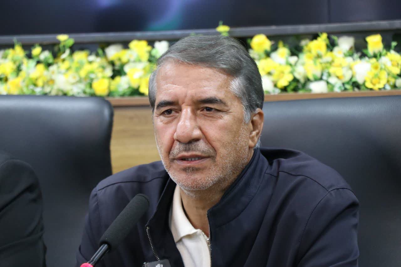 بررسی مشکلات سوخت، آب و راه جنوب کرمان در بیست‌وپنجمین نشست شورای اسلامی استان در رفسنجان   🔹بیست‌وپنجمین نشست شورای اسلامی استان کرمان با حضور مسئولان استانی و شهرستانی در رفسنجان برگزار شد و در آن نمایندگان شهرستان‌های مختلف، مهم‌ترین مطالبات مناطق خود در حوزه‌های سوخت، راه، آب، زیرساخت‌های روستایی، برق و اعتبارات عمرانی را مطرح کردند.    بیست‌وپنجمین نشست شورای اسلامی استان کرمان در سالن اجتماعات شهید بادپا آموزش و پرورش رفسنجان برگزار شد.  🔹در این نشست دکتر ذاکری هرندی معاون هماهنگی امور عمرانی استانداری کرمان، دکتر منصور خانه‌گیر مدیرکل دفتر امور شهری و شوراهای استانداری کرمان، مهندس حسین رضایی فرماندار رفسنجان، آقای حدادی معاون سیاسی، امنیتی و اجتماعی فرمانداری، مهندس آرمان معاون هماهنگی امور عمرانی فرمانداری، مهندس احمد انارکی محمدی نماینده مردم رفسنجان و انار در مجلس شورای اسلامی، مهندس کهنوجی شهردار رفسنجان، آقای رحیمی رئیس شورای اسلامی شهر رفسنجان و جمعی از نمایندگان شورای اسلامی استان از جمله نمایندگان رفسنجان، نرماشیر، قلعه‌گنج و دیگر شهرستان‌ها حضور داشتند.  🔹مهندس احمد انارکی محمدی نماینده مردم رفسنجان و انار در مجلس شورای اسلامی نیز در این نشست با اشاره به مشکلات موجود در روستاها و مناطق مختلف استان گفت: مردم در روستاها و مناطق محروم با دشواری‌های زیادی روبه‌رو هستند و نمایندگان شوراهای اسلامی استان نقش مهمی در احصای مشکلات و پیگیری برای رفع آن‌ها دارند.  🔹وی با قدردانی از تلاش اعضای شورای اسلامی استان افزود: امروز در سطح استان شاهد اجرای پروژه‌های گسترده روکش آسفالت هستیم و این مسیرهای طولانی نیازمند ترمیم و بهسازی مستمر هستند.  🔹انارکی محمدی با اشاره به شرایط کشور در مقاطع مختلف، بر ضرورت حفظ انسجام و توجه به نیازهای اساسی مردم تأکید کرد و گفت: سوخت یکی از مشکلات اصلی کشاورزان و مزرعه‌داران جنوب استان است و باید برای ساماندهی آن برنامه‌ریزی شود.  🔹وی افزود: مسائل مربوط به سوخت و آب در سطح استان، به‌ویژه در مناطق جنوبی کرمان، نیازمند توجه ویژه و پیگیری جدی است.  🔹نماینده مردم رفسنجان و انار در مجلس شورای اسلامی همچنین درباره وضعیت راه‌های شهرستان رفسنجان گفت: مجموع راه‌های این شهرستان حدود هزار و ۳۰۰ کیلومتر است و روزانه حدود ۲۴ هزار تردد در این مسیرها انجام می‌شود.  🔹به گفته وی، روزانه حدود ۲۴ هزار خودرو از محور انار وارد رفسنجان می‌شوند که از این تعداد، حدود ۴ هزار خودرو به سمت جاده کرمان و حدود ۲۰ هزار خودرو به سمت بندرعباس حرکت می‌کنند.  🔹در این نشست نمایندگان شهرستان‌های مختلف، به‌ویژه مناطق جنوب استان، مهم‌ترین مسائل و مشکلات حوزه‌های مختلف را مطرح کردند.  🔹تأمین و مدیریت سوخت در جنوب استان از مهم‌ترین محورهای مطرح‌شده بود و نمایندگان بر لزوم توجه ویژه مسئولان و برنامه‌ریزی برای رفع این دغدغه تأکید کردند.  🔹یکی از نمایندگان شورا نیز با اشاره به مشکلات حوزه راه، تأمین قیر رایگان برای بهسازی و ترمیم مسیرها را از مطالبات مهم مناطق مختلف استان عنوان کرد.  🔹نماینده شورای شهرستان بافت نیز در سخنانی بر ضرورت جانمایی مناسب جایگاه‌های سوخت تأکید کرد و گفت: مدیریت سوخت در مناطق حساس باید با دقت و برنامه‌ریزی بیشتری انجام شود.  🔹وی همچنین با اشاره به وضعیت راه‌های بین‌مزارع، بین‌شهری و روستایی افزود: این مسیرها به دلیل حجم بالای تردد نیازمند ساماندهی جدی هستند.  🔹او با بیان اینکه در فصل برداشت گندم، انتقال این محصول از مزارع به سیلوها از طریق همین مسیرها انجام می‌شود، تصریح کرد: نامناسب بودن راه‌ها موجب خسارت به کشاورزان و همچنین دولت می‌شود.  🔹نماینده قلعه‌گنج نیز در این نشست به بیان مشکلات این منطقه پرداخت و خواستار توجه بیشتر به کمبودها و مسائل جنوب استان شد.  🔹نماینده شهرستان کهنوج نیز با اشاره به فرسودگی حدود ۳۶۰ کیلومتر از شبکه آب این منطقه، بر ضرورت اختصاص اعتبار و حمایت برای اصلاح و نوسازی این زیرساخت‌ها تأکید کرد.  🔹در ادامه این نشست، دیگر نمایندگان حاضر نیز به طرح مسائل و مشکلات شهرستان‌های خود پرداختند و خواستار رسیدگی جدی به مطالبات مردمی شدند.